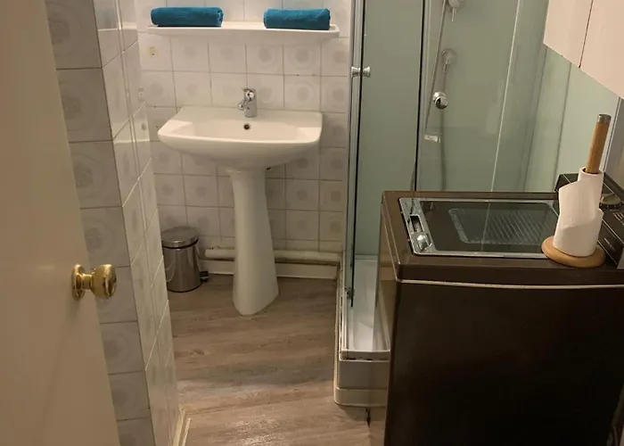 Vieille D De 1 A 4 Pers A 300m Du Port Et A 15 Mn De Laeroport Proches De Belles Plages Et Ttes Commodites A Proximite Apartmán